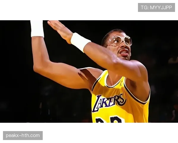 卡里姆·阿卜杜尔-贾巴尔多样进攻对比韦斯特难以复制天勾效率优势